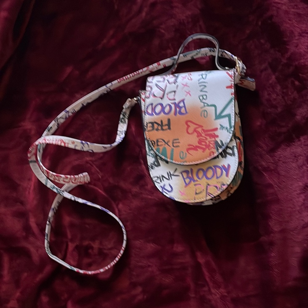 I’m selling this crossbody bag very colorful